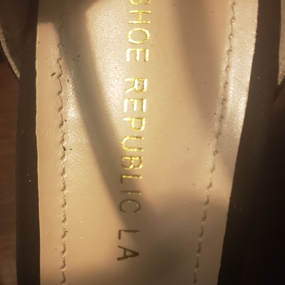 Shoes Republic La | Size 8 - Picture 3 of 4